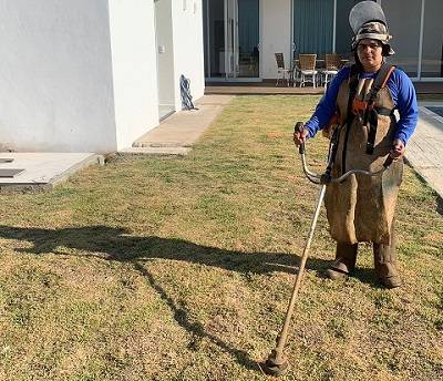 Desempregada, mulher recorre à roçagem e reciclagem para sustentar filhos