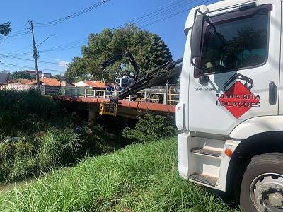 SAAE realiza substituição de suportes da tubulação de esgoto em ponte