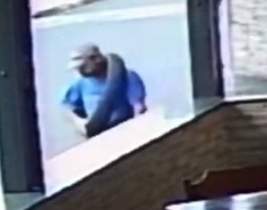 Desocupado furta pneu, pendura no pescoço e acaba preso