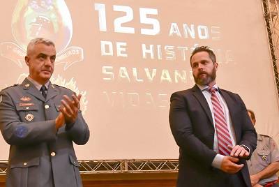 Promotor Rodrigo Lopes é homenageado com medalha do Corpo de Bombeiros em Campinas
