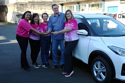 Prefeitura entrega veículo 0 km à Associação Pétalas de Rosas
