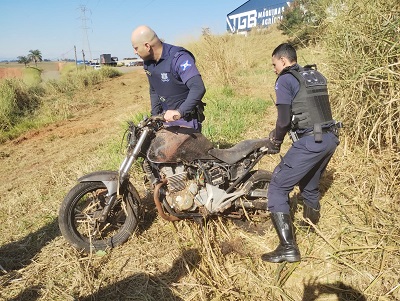 Motocicleta com chassi e motor ‘raspados’ é localizada em terreno baldio
