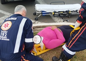 Acidente entre carro e moto deixa mulher ferida na Nova Itapira