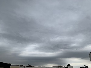 Tempo ‘vira’, chuvisca em alguns bairros e temperatura deve cair