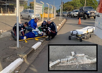 Homem pode ter quebrado os 2 braços após bater com moto no alambrado da Pegorari
