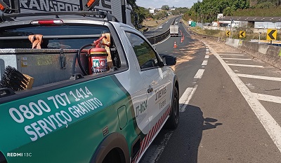 Caminhoneiro sem CNH válida derruba óleo na pista e ciclista tem fratura exposta