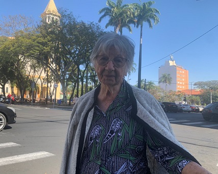Com 106 anos, itapirense cheia de vida é homenageada no Banco do Brasil