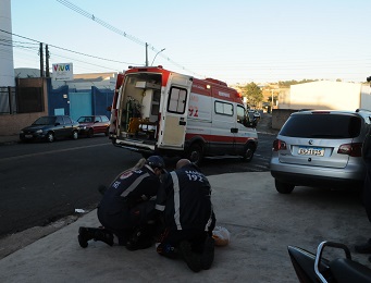 Jovem sofre escoriações em acidente entre carro e moto