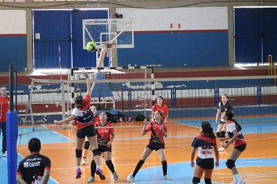 Embalada por vitória, equipe sub14 joga em casa