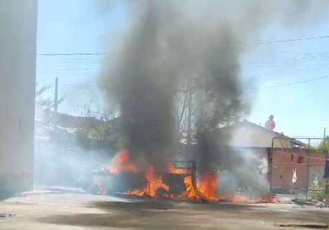 Incêndio destrói Fiorino dentro do Morada Nova
