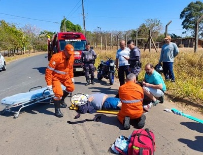 Colisão entre carro e moto fere casal na ‘Estrada Velha’ Itapira a Mogi  