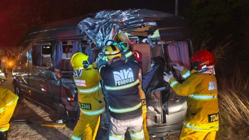 Carreta bate em van e causa tragédia na SP-340 em Mogi Mirim