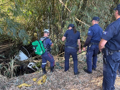 Carro cai em barranco após colisão na Itapira/Lindóia