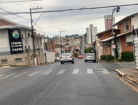 Rajadas de vento derrubam energia elétrica no Centro e Jd. Soares  