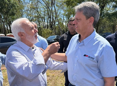 Noé Massari recebe novo trator agrícola das mãos do governador