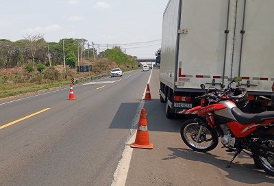 Motociclista fica ferido na SP-352 após caminhão derrubar objeto na pista