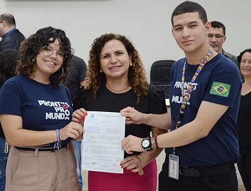 Estudantes que participaram de intercâmbio no Canadá são homenageados