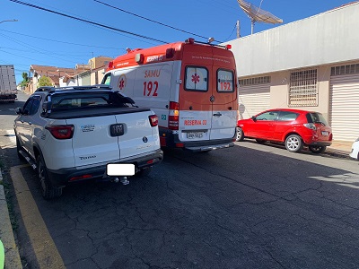 Motociclista sofre queda após colisão com carro no Centro