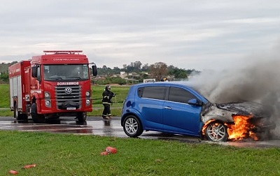  Fogo destrói carro em movimento na SP-147; condutor conseguiu sair a tempo