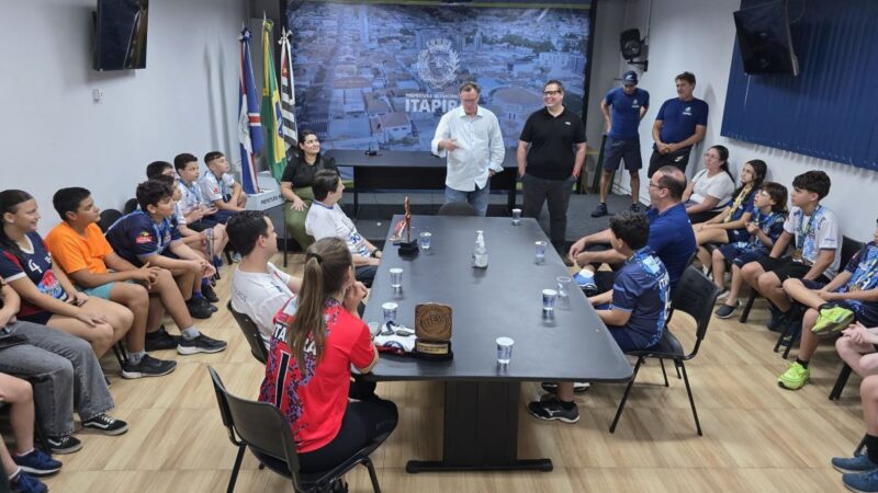 Atletas e professores são recebidos pelo prefeito após importantes conquistas