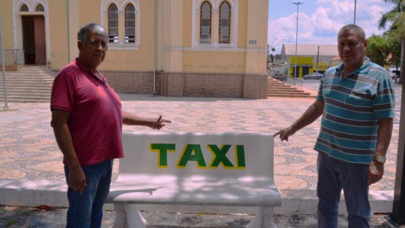 Gesto de cidadania restaura banco e embeleza ponto de táxi tradicional