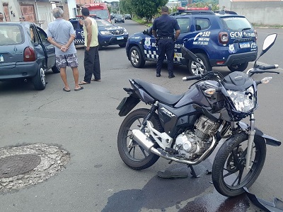 Acidente entre carro e moto deixa motociclista em estado grave na UTI