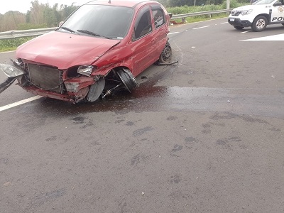 Prisma fica destruído após acidente na rodovia Itapira/Mogi Guaçu