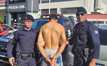 Cão farejador da GCM acha entorpecentes escondidos em praça