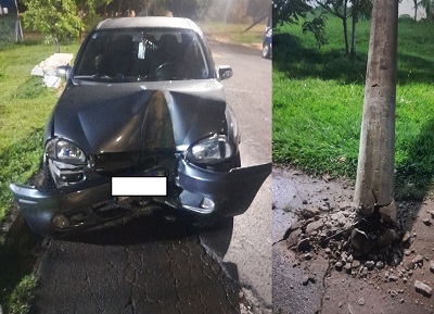 Carro bate em poste, destrói estrutura e mobiliza equipes da GCM