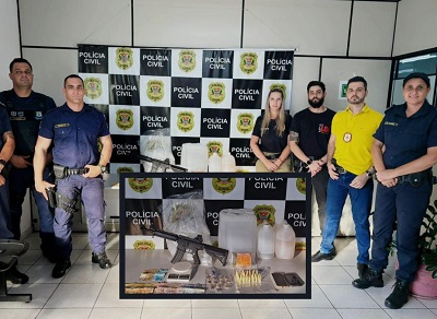 Mandados cumpridos após denúncia revelam drogas e substâncias para lança-perfume