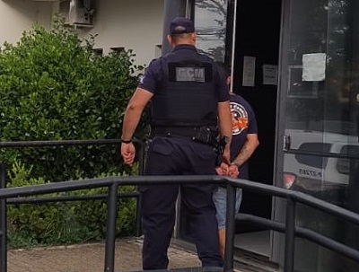 GM surpreende homem retirando drogas de entulho e faz prisão em flagrante