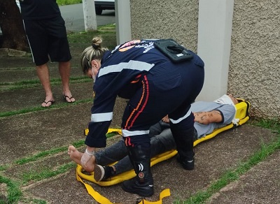 Motociclista fica ferido após colisão com carro na avenida Getúlio Vargas