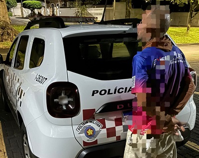 Homem invade quintal, assedia moradora e é preso no Assad