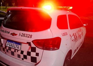 Homem ‘enche a cara’ e é preso após ameaçar companheira e causar danos