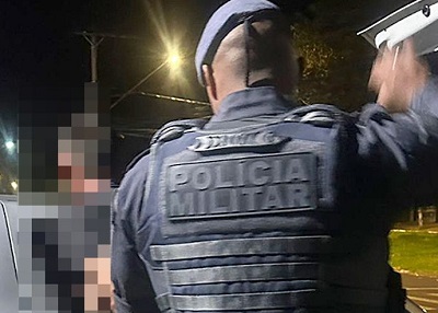 Homem ‘quebra’ protetiva, enforca a ex-mulher e bate no filho menor