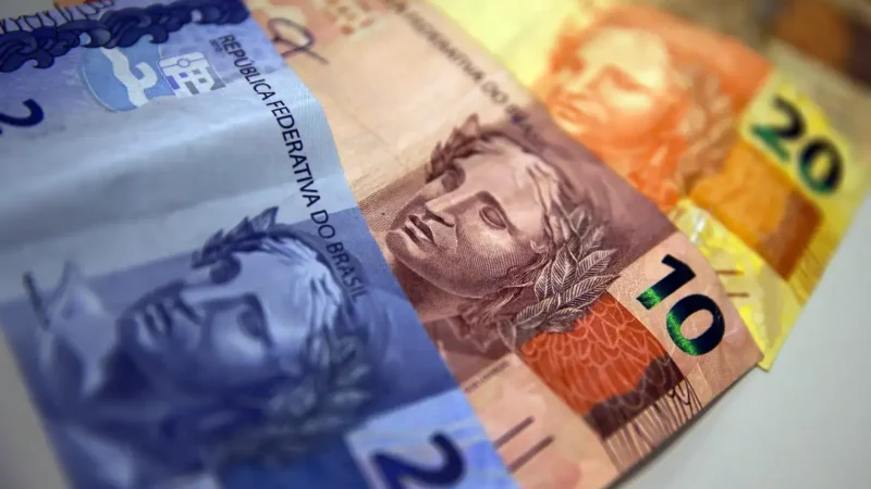 Aposentados e pensionistas do INSS começam a receber 13º nesta sexta