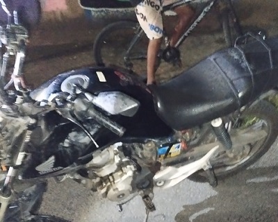 Motoqueiro bate em poste, apaga, acorda e foge deixando a moto pra trás