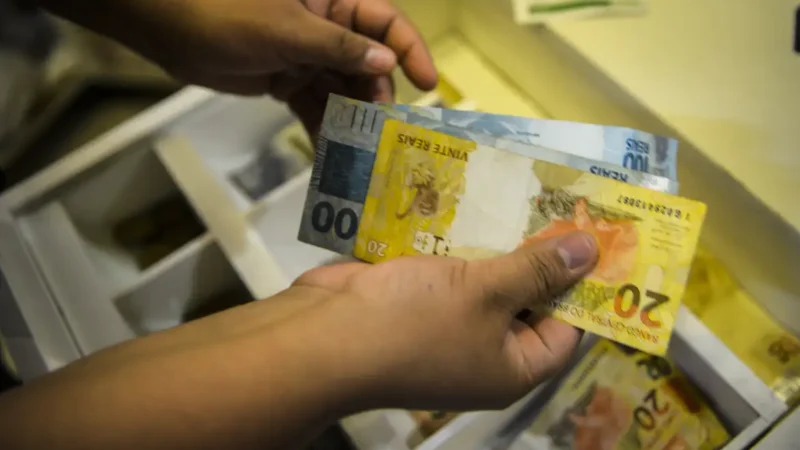 Governo propõe salário mínimo de R$ 1.717 em 2027