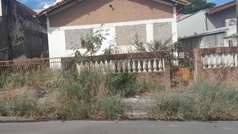 Moradores do Jardim Camboriú denunciam situação de abandono em imóvel