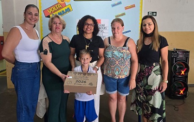 Alunos da rede municipal recebem kits de materiais escolares