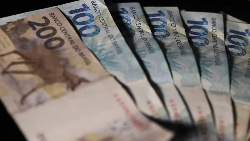 Renda média das famílias chega a R$ 2.264 e é recorde em 2025