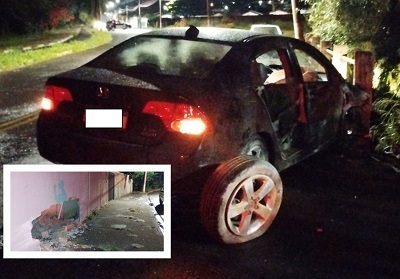 Motorista perde controle do carro, bate contra muro e derruba poste
