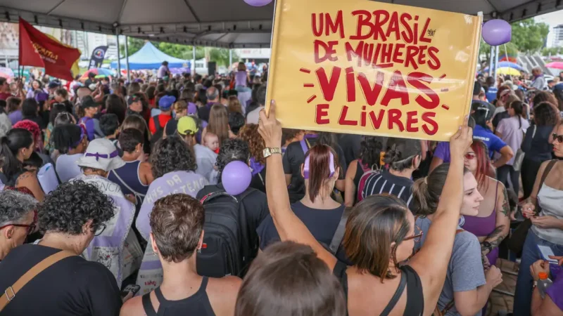 Violência muda rotina e escolhas de 98% das mulheres brasileiras